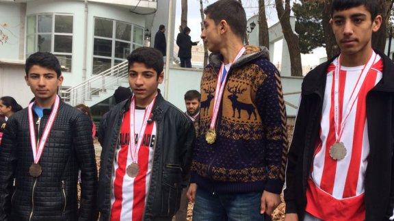 Sürgü Dursun Şahin Ortaokulu İl Gençlik ve Spor Müdürlüğünün Düzenlediği Yıldızlar Kros Koşusundan İki Madalya Aldı.