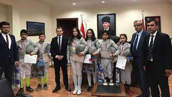 Doğanşehir Ortaokulundan Büyük Başarı; Eskrimde Altı Madalya Kazandılar.